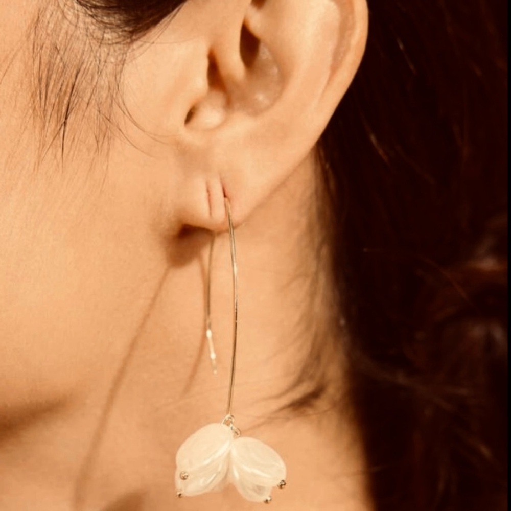 Anthropologie “Freshwater Pearl Disc Cluster” Elongated Open Loop Gold Wire Hoop - Picture 13 of 16